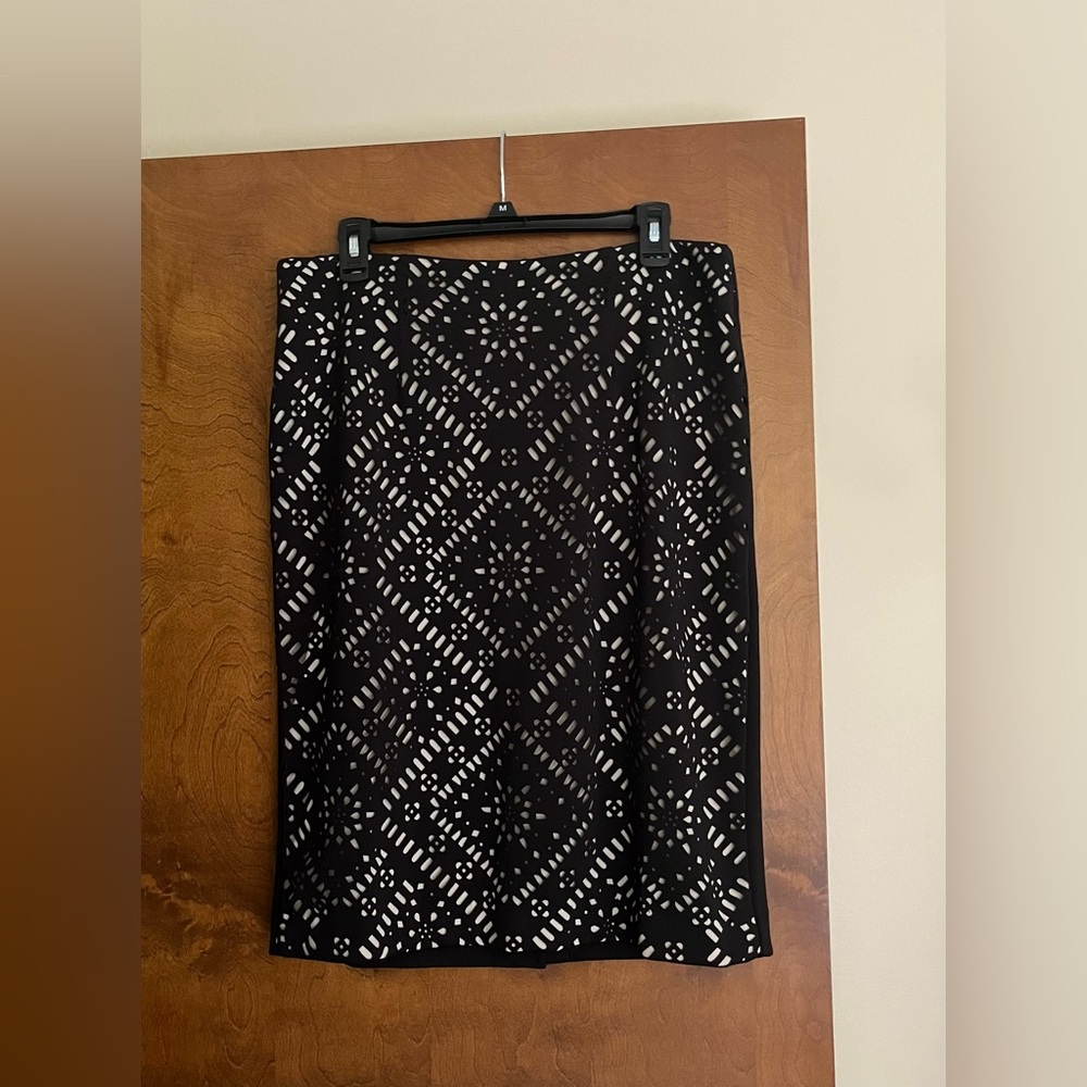 CHICOS NWOT Black Cut-out Pattern Overlay Pencil Skirt in Size 1.5. (Size 12)